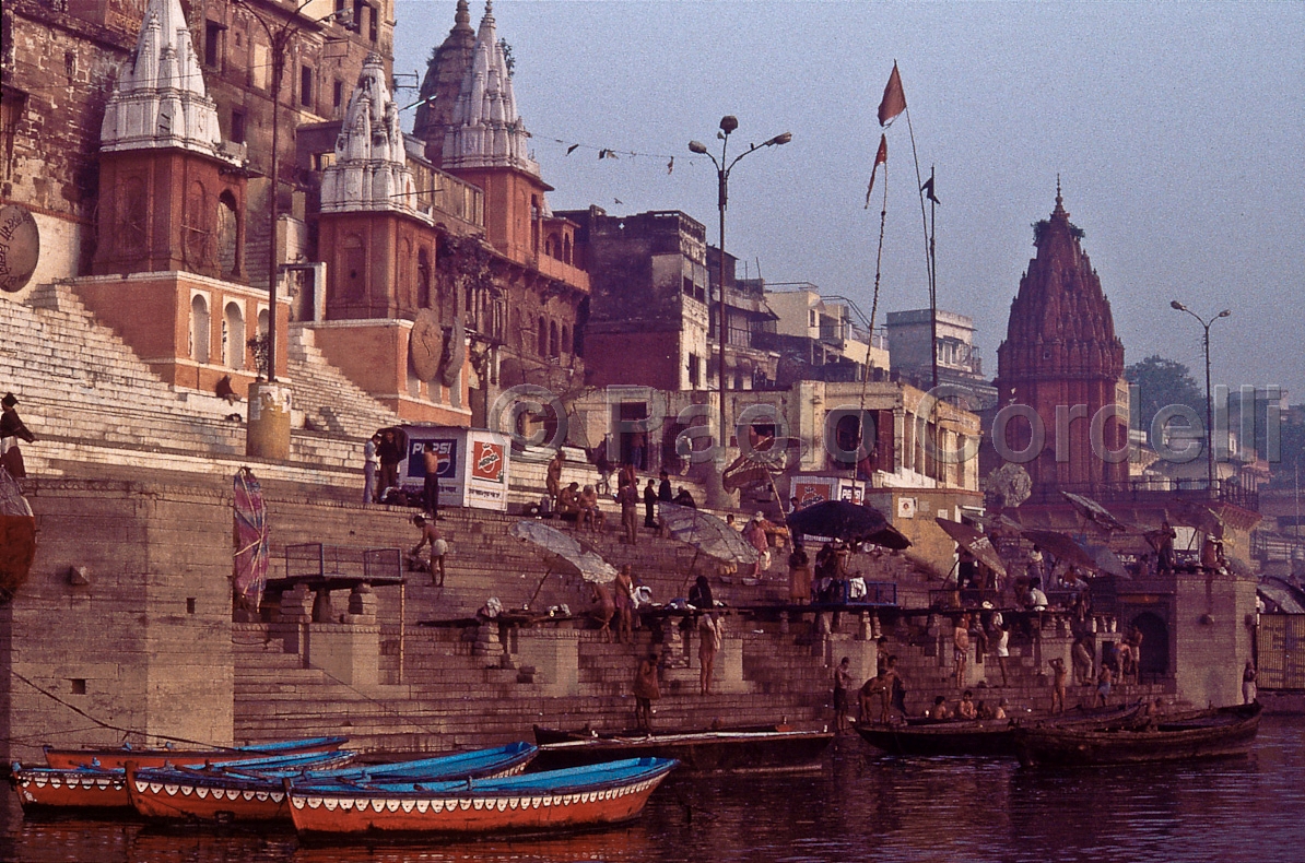 Ahilya Ghat, Varanasi (Benares), India
 (cod:India 27)